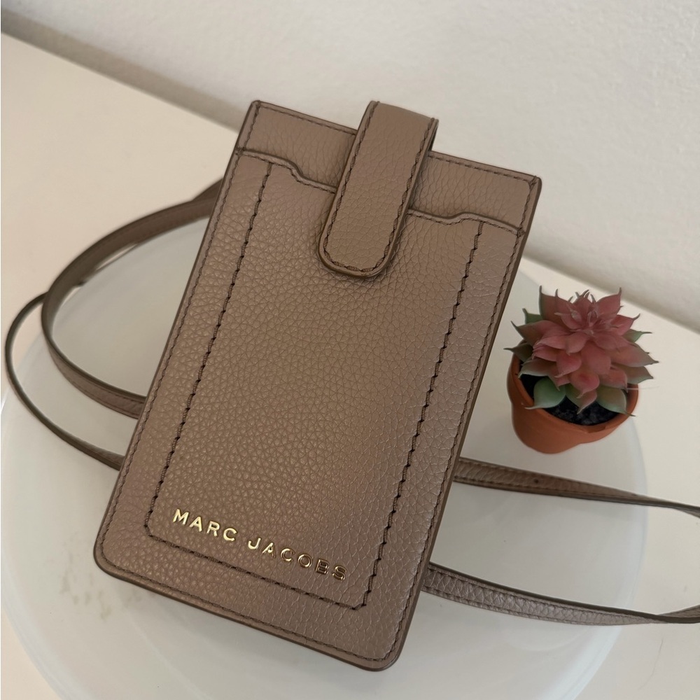 Marc Jacobs Compact Wallet & Phone Holder - Pebbled Taupe
Leather